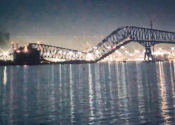 Shembet ura në Baltimore të SHBA-së, njerëzit e veturat bien në ujë