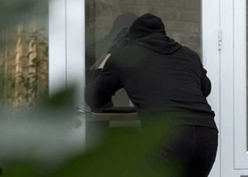 Dy veta hapin vrimë në murin e dyqanit dhe vjedhin afër 95 mijë euro mall