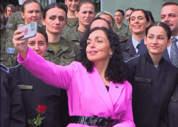 Osmani viziton ushtaret e Kosovës në Ditën e Gruas, i falënderon për shërbimin ndaj vendit