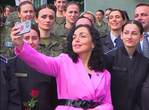 Osmani viziton ushtaret e Kosovës në Ditën e Gruas, i falënderon për shërbimin ndaj vendit