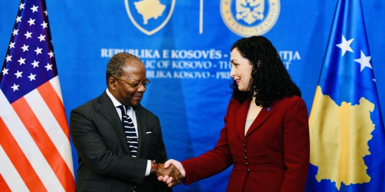 Ambasada amerikane përmbledh vizitën e Robinson në Kosovë