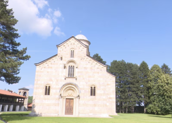 Komandanti i KFOR-it mirëpret vendimin e Qeverisë për Manastirin e Deçanit