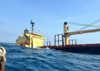 Fundoset në Detin e Kuq anija që ishte sulmuar nga rebelët Houthi