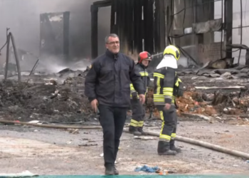 “Lufta” me zjarrin në fabrikën e plastikës po vazhdon