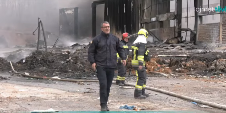 “Lufta” me zjarrin në fabrikën e plastikës po vazhdon
