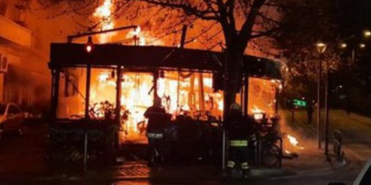 Digjet një lokal në Gjakovë, dyshohet nga vaji i fertezes