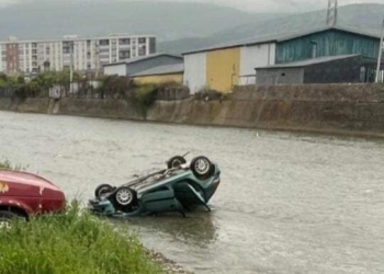 Dy të lënduar nga aksidenti në Pejë, vetura përfundon në lumin e qytetit