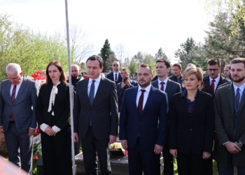 Maqedonci bën homazhe në 25-vjetorin e masakrës së Vejsës në Gjakovë