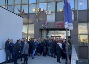 Fillojnë protestën punëtorët e Telekomit