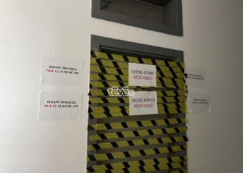 ‘Skenë krimi! Mos kalo!’, aktivistet bllokojnë me ngjitës zyrën e profesorit, Xhevat Krasniqi