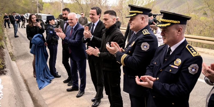 Sveçla pas vizitës në veri: Po punojmë për sigurinë e vendit tonë në çdo cep të tij