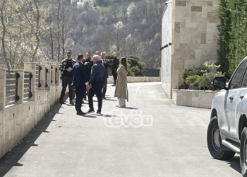 Ministri Sveçla arrin në vilën e Milan Radojiçiqit