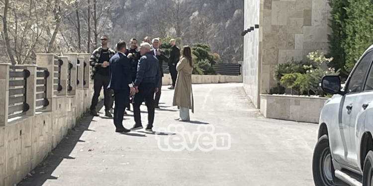 Ministri Sveçla arrin në vilën e Milan Radojiçiqit