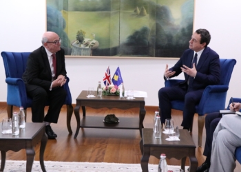 Emisari britanik në Prishtinë në takime me Osmanin e Kurtin