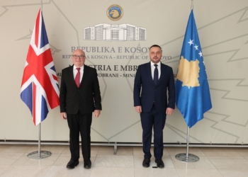 Maqedonci pret në takim të dërguarin e Posaçëm Lord Stuart Peach, flasin për sigurinë në vend