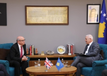 Sveçla takohet me emisarin britanik, në fokus siguria në veri të vendit