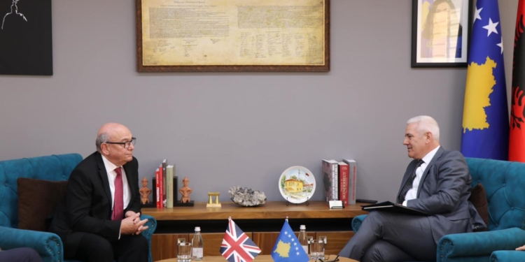 Sveçla takohet me emisarin britanik, në fokus siguria në veri të vendit