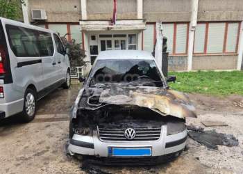 Digjet një veturë në Leposaviq