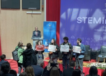 Studentët i ndërpresin fjalimin rektorit të UP-së, kërkojnë takim publik