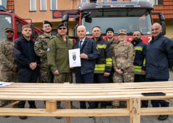 KFOR-i i dhuron mjete të punës brigadës së zjarrfikësve në Zubin Potok