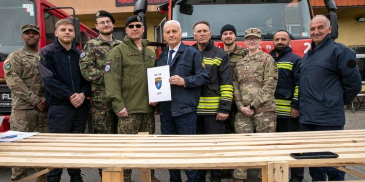 KFOR-i i dhuron mjete të punës brigadës së zjarrfikësve në Zubin Potok