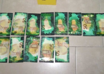 Arrestohen dy të dyshuar për falsifikim parash, konfiskohen mbi 25 mijë euro