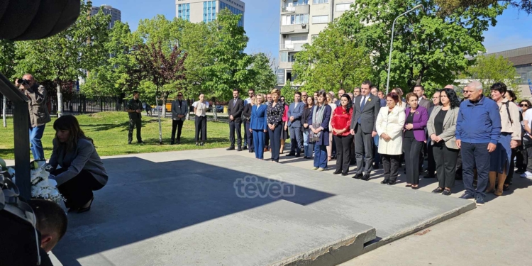 Kurti, Gërvalla dhe Haxhiu bëjnë nderime te memoriali “Heroinat”