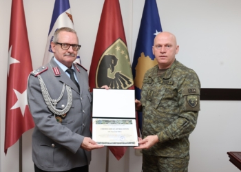 Jashari pret në takim lamtumirës nënkolonelin Nolte, e dekoron me mirënjohje