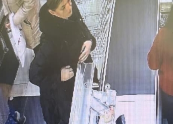 Policia shpall në kërkim të dyshuarën nga Prizreni pasi vodhi kuletën e një gruaje tjetër