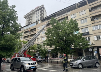 Bie fasada e një ndërtese në Prishtinë, intervenojnë zjarrfikësit dhe inspeksioni komunal