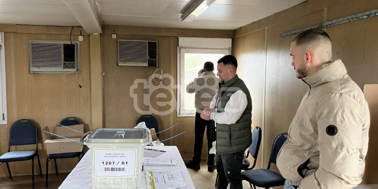 Asnjë votues në Leposaqviq, një orë pas hapjes së votimit