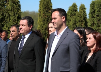 Kurti e Konjufca nderojnë të rënët në Sllovi të Lipjanit