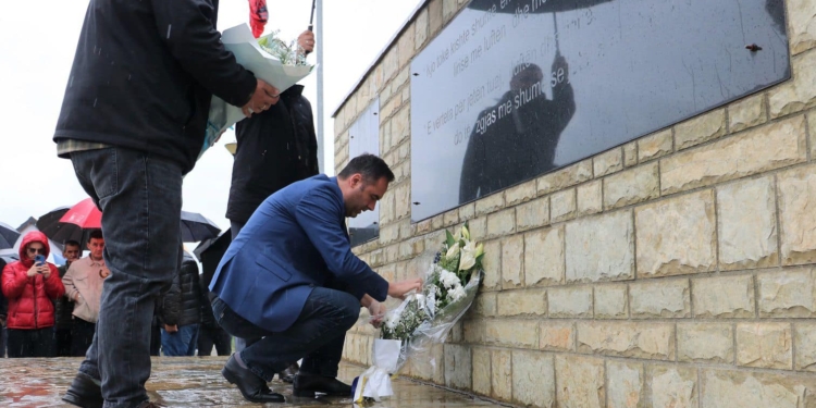 Konjufca bën homazhe te varrezat e familjes Mirena në Nakaradë