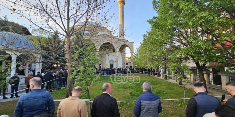 Falet namazi i Fitër Bajramit në Xhaminë e Madhe në Prishtinë