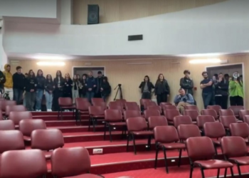 Studentët bllokojnë sallën koncertale në UP, kërkojnë largimin e Krasniqit