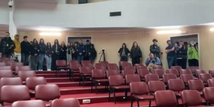 Studentët bllokojnë sallën koncertale në UP, kërkojnë largimin e Krasniqit