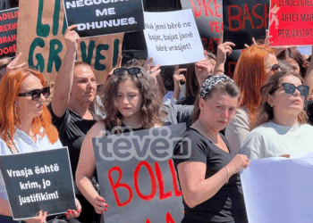 Marsh protestues në Ferizaj pas vrasjes së 21-vjeçares nga ish-bashkëshorti