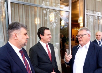Kurti publikon foto në takim me kryeministrin e Rumanisë