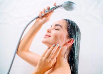 Po mendoni të bëni një dush të ftohtë? Këto janë përfitimet që lidhen me këtë veprim