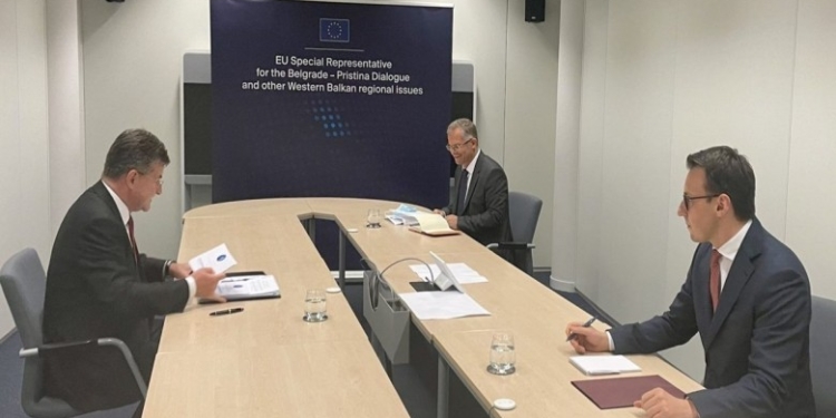 Fillon takimi trepalësh në Bruksel për dinarin