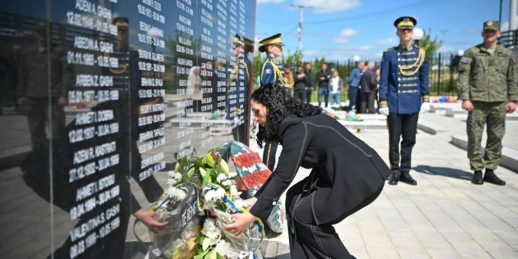 Osmani bënë homazhe në nderim të martirëve e dëshmorëve të UÇK-së