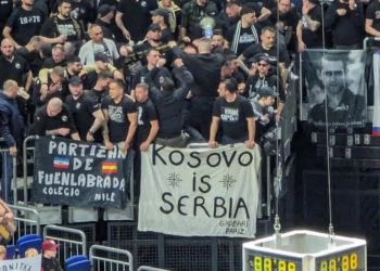 Tifozët serbë shpalosin banerin “Kosova ëshë Serbi” në Berlin