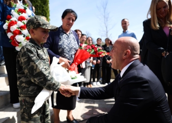 Haradinaj në Gjakovë e Klinë nderon të rënët për liri: Përkujtimet e atyre që bënë historinë, motiv për të ecur para