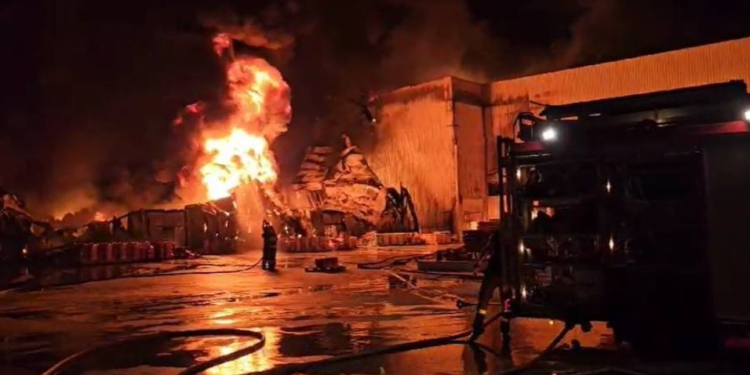 Përplasen dy automjete në Fushë-Krujë, njëra shpërthen në flakë