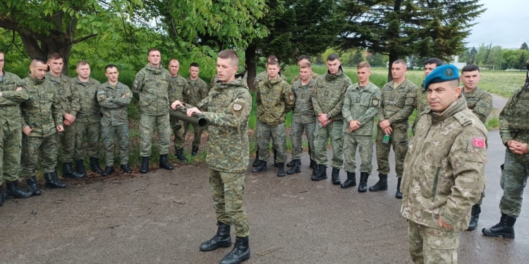 Instruktorë turkë realizojnë trajnime me ushtarakët e Komandës së Forcave Tokësore të FSK-së