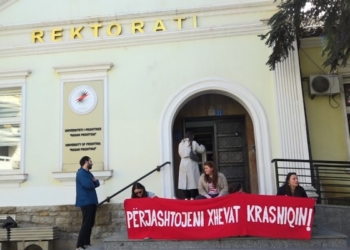 Përmes protestës kërkohet shkarkimi i profesorit që u denoncua për ngacmim seksual