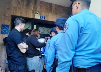 ​Tensione në protestë, arrestohet Rron Gjinovci