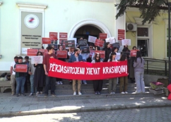 Edhe sot po protestohet për shkarkimin e profesorit Xhevat Krasniqi