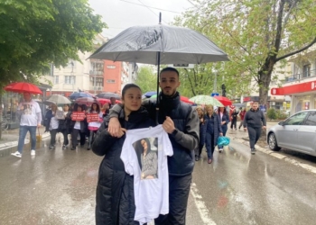 ​Protestës në Pejë po i prinë vajza e të ndjerës Gjyljeta Ukella