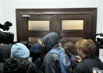 ​Studentët ia mbyllin derën dhe nuk i lejojnë të dalin anëtarët e Këshillit të Etikës të UP-së